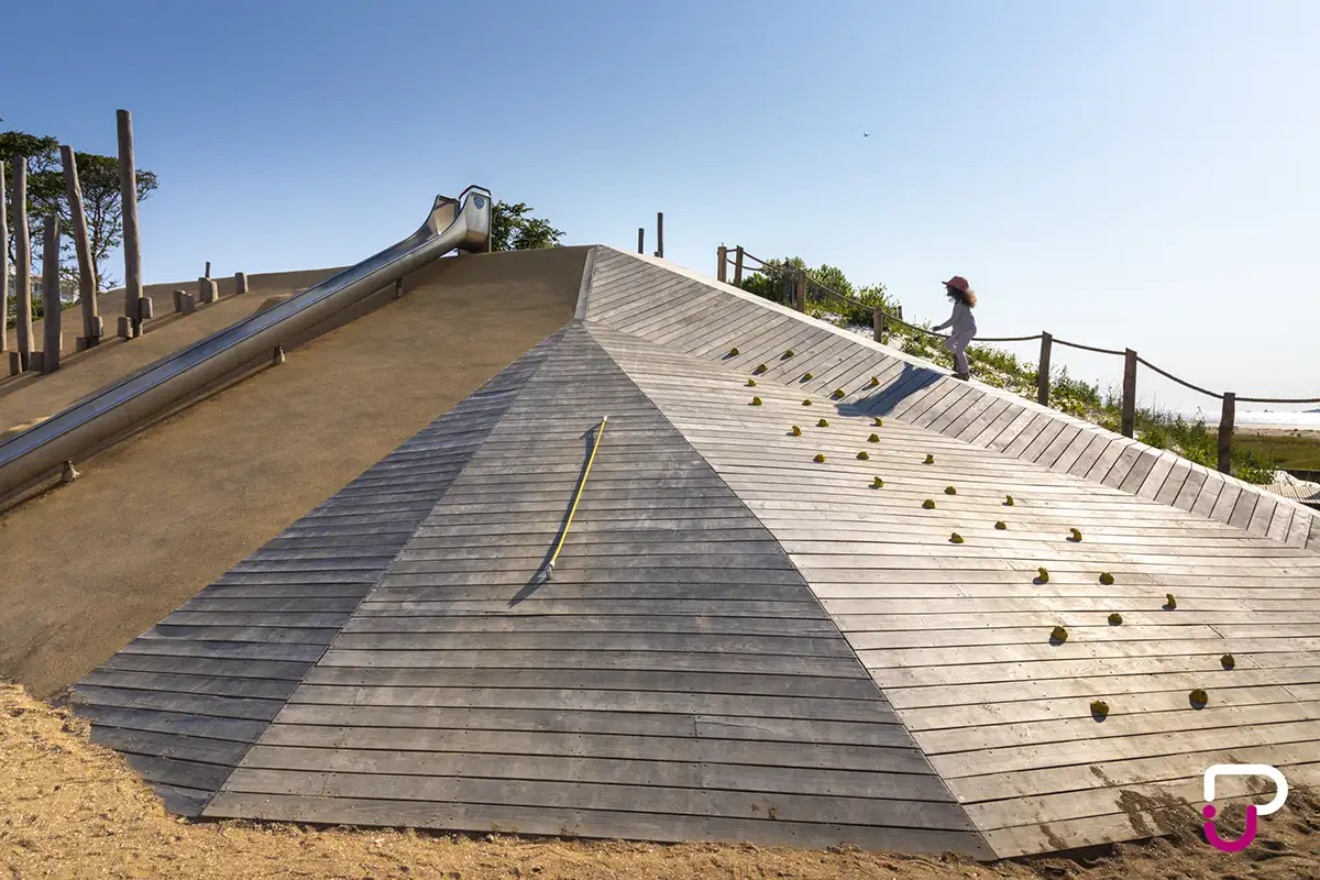 Mur d'escalade et aire de jeux
